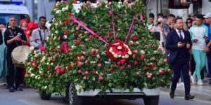 تحولت شوارعها إلى لوحات تراثية رائعة.. قسنطينة تتعبق ورداً وتتوشح زهراً