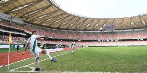 ملعب جابوما بالكاميرون مسرح لمواجهة أوغندا − الجزائر