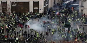 لعيد العمال في باريس وجه آخر.. اشتباكات عنيفة بين المحتجين وقوات الأمن