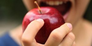 صحتنا في غذائنا.. هل تناول التفاح على الريق يساعد على التخسيس؟