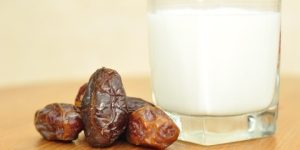 صحتنا في غذائنا.. فوائد التمر والحليب على الريق