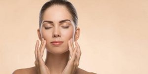 جمال وأناقة.. خطوات بسيطة تخلصك من علامات الإرهاق على الوجه