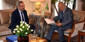 مندوب سوريا لدى جامعة الدول العربية يقدم أوراق اعتماده إلى الأمين العام