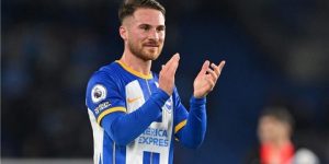 ماك أليستر يمسك بقلم التوقيع مع ليفربول