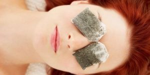 جمال وأناقة ..خلطة البابونج لعلاج انتفاخ العينين