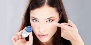 مع شيوع استعمالها لأغراض جمالية.. للعناية بالعدسات اللاصقة أصول