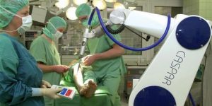 لأول مرة.. روبوت ينفّذ عمليات جراحية في مستشفى بريطاني