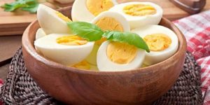 صحتنا في غذائنا.. متى يرفع البيض نسبة الكوليسترول في الدم؟