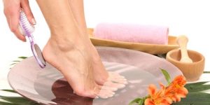 جمال وأناقة.. احصلي على أقدام جذابة مع خطوات بسيطة لعمل الباديكير بنفسك في المنزل