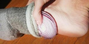 صحتنا في غذائنا.. هذا ما يفعله وضع شرائح من البصل على القدم ليلاً
