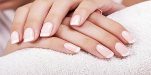 جمال وأناقة.. خلطة الفازلين لإطالة الأظافر وترطيبها