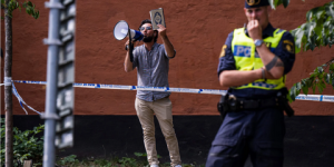 وزير الخارجية العراقي يطلب من نظيره السويدي تسليم حارق القرآن