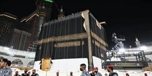 الكعبة المشرفة تستبدل كسوتها مع بداية العام الهجري الجديد