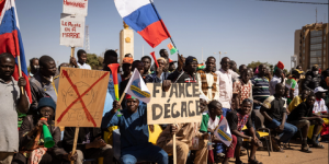 “لا لفرنسا”.. الآلاف يتظاهرون في بوركينا فاسو للمطالبة بدستور جديد
