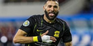 بنزيما يحتفل بالتسجيل للمباراة الثانية تواليا