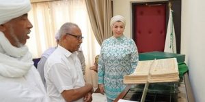 بعد أن تم ترميمه.. تسليم نسخة نادرة من المصحف العثماني إلى شيخ الزاوية البكرية