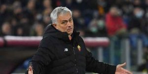 مورينيو سيواصل اللعب بثلاثة مدافعين