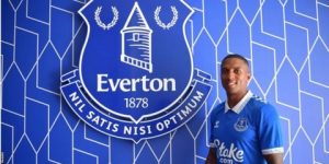 ستون: لا شكّ بما سيقدمه أشلي يونغ لإيفرتون