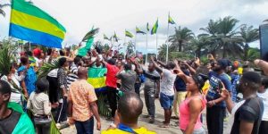 احتفال في الغابون بعد إطاحة العسكر بالرئيس..