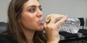 يخلص الجسم من السموم ويساعد على تخزين الفيتامينات.. شرب الماء والشاي الأخضر يساعد على تنظيف الكبد وتنشيطه