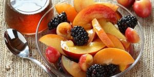 صحتنا في غذائنا.. تناول الفواكه بالعسل- إليك أبرز الفوائد