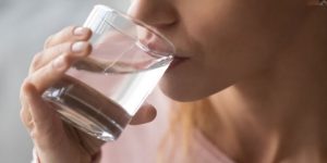 صحتنا في غذائنا.. شرب الماء الكثير يمنع ترسب الحصوات في المسالك البولية