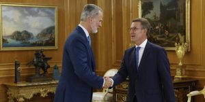 الملك الإسباني يتخلى عن بيدرو سانتشيز ويستنجد برئيس الحزب الشعبي