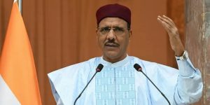 رئيس النيجر المعزول يقدم استقالته تجنبا لهدر دماء النيجريين