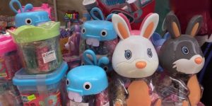 منها ما يأخذ أشكال الزينة وألعاب العنف.. أدوات مدرسية بتصميمات متنوعة يرفضها البعض