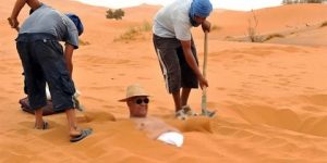 الدفن في الرمال.. علاج تراثي يبحث عن تأصيل علمي مدروس