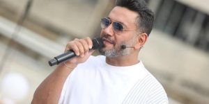 بعد تقبيل العلم السوري… زياد برجي: سيبقى العلم الصهيوني تحت أقدامي