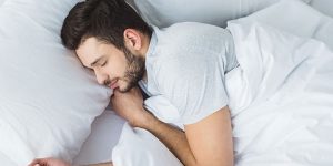 تجنب الكافيين والأطعمة المتبلة للتمتع بنوم أفضل