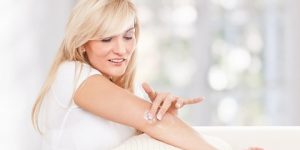 جمال وأناقة.. خلطات طبيعية أكيدة للتخلص من اسمرار الكوعين والركبتين بشكل سريع