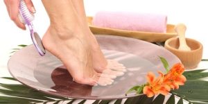 جمال وأناقة.. احصلي على أقدام جذابة مع خطوات بسيطة لعمل الباديكير بنفسك في المنزل