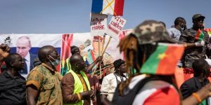 بوركينا فاسو تطرد الملحق العسكري الفرنسي بتهمة ممارسة “أنشطة تخريبية”