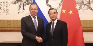 لإجراء محادثات أمنية.. وزير خارجية الصين في روسيا