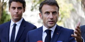 رغم الإدانات.. ماكرون يدعو إلى الحزم بمنع العباءة الإسلامية في المدارس