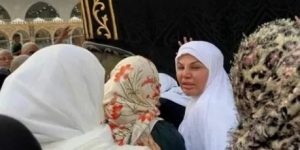 ممثلة عالمية شهيرة تعتنق الإسلام وتنهار بالبكاء أمام الكعبة