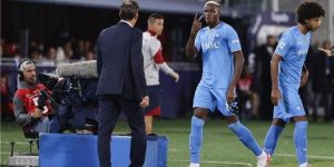 أوسيمين ينفجر غضبا في وجه مدرب نابولي