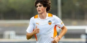 اهتمام كبار إنجلترا بلاعب خط وسط فالنسيا