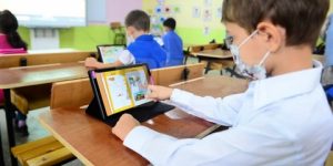 تبسة.. تزويد 16 مدرسة ابتدائية باللوحات الرقمية