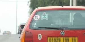 سائقون يتجاوزون قانون المرور بوضع علامة 80