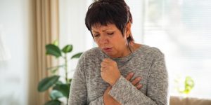 دراسة حلّلت بيانات أكثر من 10 آلاف بالغ في بريطانيا.. ما سرّ معاناة البعض نزلات البرد الطويلة؟