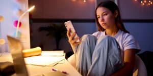 مشكلات صحية وسلوكية نتيجة الانغماس فيها.. المراهقون ووسائل التواصل الاجتماعي