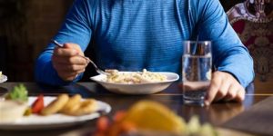 انتبه- 5 أطعمة لا تشرب الماء معها