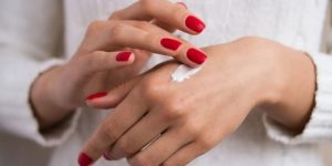 جمال وأناقة.. وصفات منزليّة سهلة وسريعة ترطّب بشرة اليدين