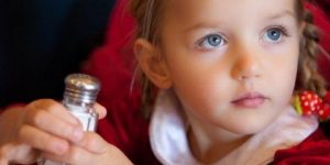 الأطفال.. وخطر تناول الملح