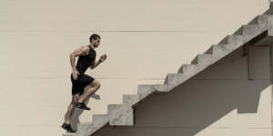 حافظ على قلبك بصعود السلالم يوميا… إليك عدد الدرجات!