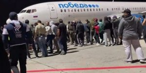 متظاهرون يقتحمون مطارا في روسيا بعد وصول رحلة من دولة الاحتلال