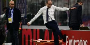 خلع سترته وركل اللوحات.. أليغري يصب غضبه على لاعبيه!